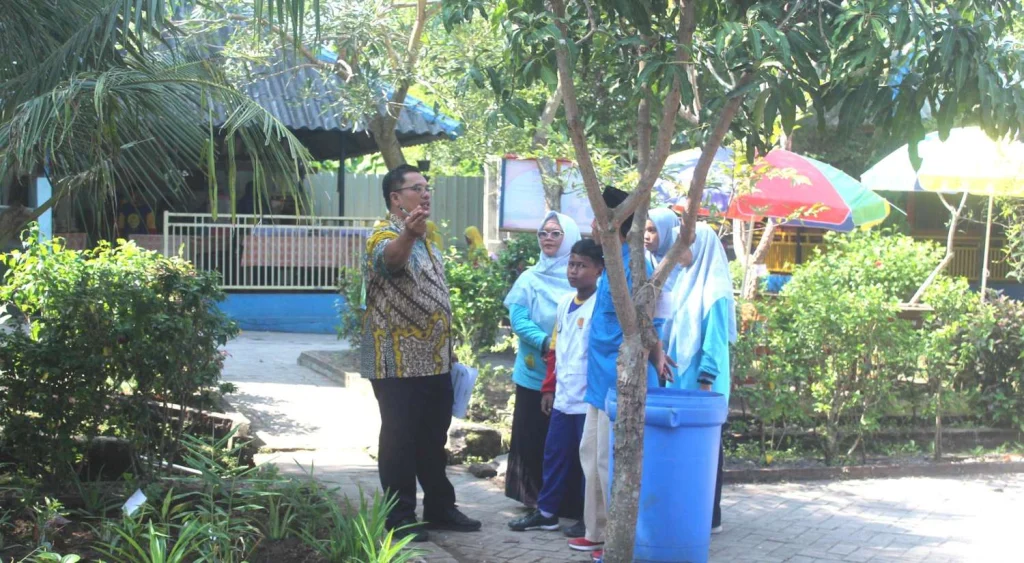 Menanamkan Cinta Lingkungan di Sekolah Kreatif Menganti: Kisah di Balik Lomba LLSMS