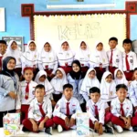 Mahasiswa KKN UMG Kenalkan Kerajinan Damar Kurung kepada Siswa UPT SDN 123 Gresik