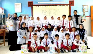 Mahasiswa KKN UMG Kenalkan Kerajinan Damar Kurung kepada Siswa UPT SDN 123 Gresik