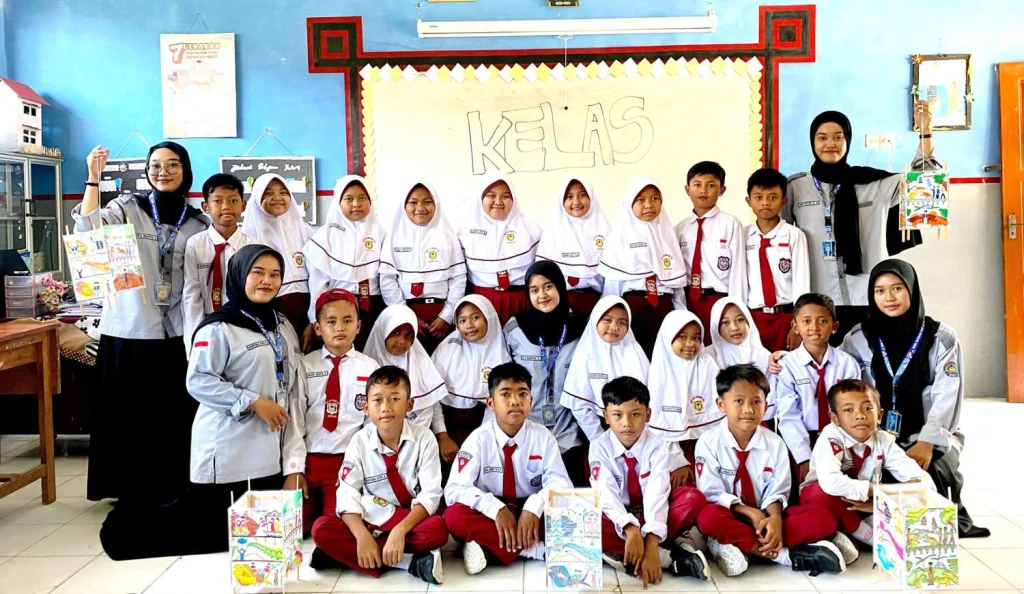 Mahasiswa KKN UMG Kenalkan Kerajinan Damar Kurung kepada Siswa UPT SDN 123 Gresik