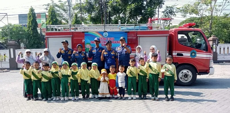 Kenalkan Profesi Pemadam Kebakaran, PAUD Aisyiyah Morocalan Ajak Siswa Belajar Langsung ke Damkar Lamongan