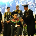 4 Tahun Ibu Menunggu di Depan Kelas, Anak Difabel Ini Lulus Cumlaude dari UM Surabaya