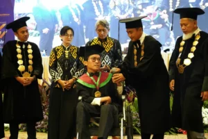 4 Tahun Ibu Menunggu di Depan Kelas, Anak Difabel Ini Lulus Cumlaude dari UM Surabaya