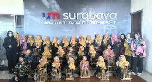 Alunan Angklung SD Musix Memikat Hati Peserta Kuliah Tamu AIK UM Surabaya