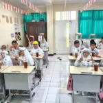Jumat Berkah Penuh Kebaikan, Wali Murid SD Musix Bagikan Makanan Bergizi untuk Siswa dan Guru
