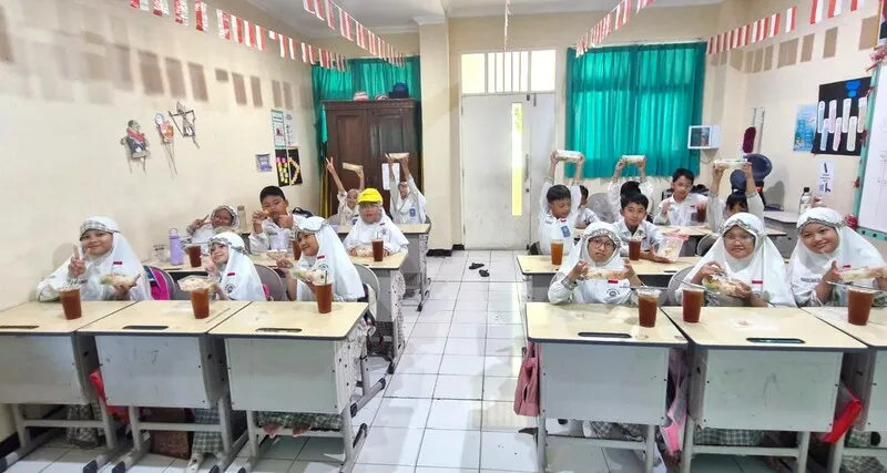 Jumat Berkah Penuh Kebaikan, Wali Murid SD Musix Bagikan Makanan Bergizi untuk Siswa dan Guru