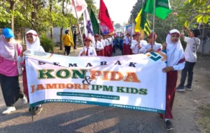 Meriah! Warga Bedug Antusias Sambut Pawai Taaruf SD Muhammadiyah 1 Ngadiluwih