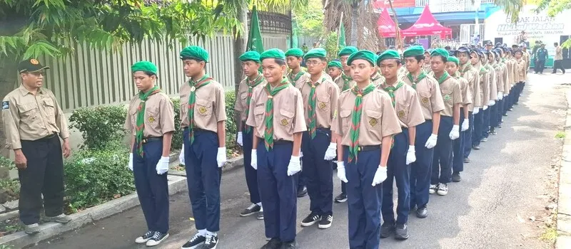 HW SMP Muhammadiyah 1 Surabaya Tunjukkan Semangat Menyala di Lomba Gerak Jalan
