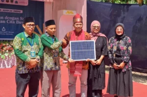 Muhammadiyah dan MOSAIC Terangi Masjid Buya Syafii dengan Energi Surya di Sijunjung