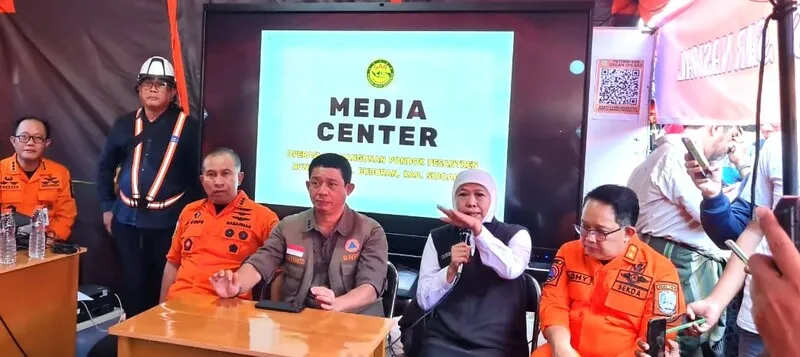 Tinjau Ponpes Al Khoziny yang Roboh, Gubernur Khofifah: Pemprov Jatim Akan Tanggung Biaya Pengobatan Korban
