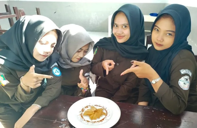 Siswi SMK Muda Genteng Sulap Pelepah Pisang Jadi Keripik Renyah