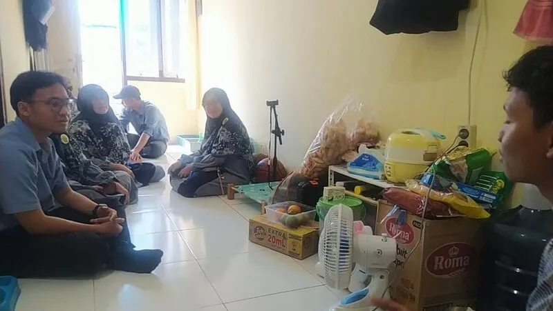Wujud Nyata Kepedulian, Keluarga Besar SD Musix Jenguk dan Bantu Guru Al-Qur’an yang Alami Kecelakaan