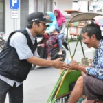 Lazismu Gresik Bagi Nasi Bungkus ke Dhuafa