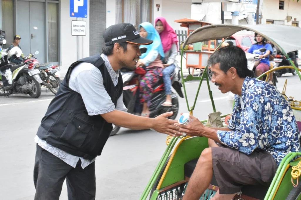 Lazismu Gresik Bagi Nasi Bungkus ke Dhuafa