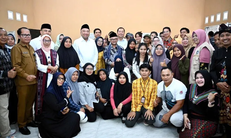 Dorong Inovasi Pembelajaran Digital, Kemendikdasmen Bersama Komisi X DPR RI Tinjau Penggunaan IFP di NTB