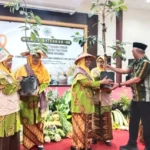 Dukung Ketahanan Pangan, PT Petrokimia Gresik Serahkan 40 Bibit Tanaman di Milad ke-108 Aisyiyah