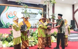 Dukung Ketahanan Pangan, PT Petrokimia Gresik Serahkan 40 Bibit Tanaman di Milad ke-108 Aisyiyah