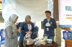 Mahasiswa KKN UMG Olah Sekam Padi Jadi Briket Ramah Lingkungan di Desa Pucung
