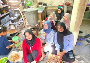 Tradisi Rewang di Desa Ngampel Buka Wawasan Mahasiswa KKN UMG tentang Budaya Gotong Royong