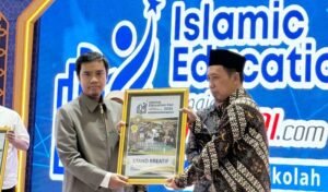Untuk Kedelapan Kalinya, Sekolah Kreatif SD Muhammadiyah 16 Surabaya Raih Penghargaan Stan Terkreatif di IEF