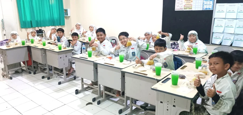 Soto Ayam Jadi Menu Andalan Jumat Berkah di SD Musix