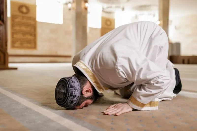 Saat Sujud Lebih Berharga dari Segunung Emas