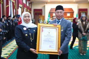 Prof Sukadiono Terima Lencana Kehormatan Jer Basuki Mawa Beya dari Gubernur Jatim
