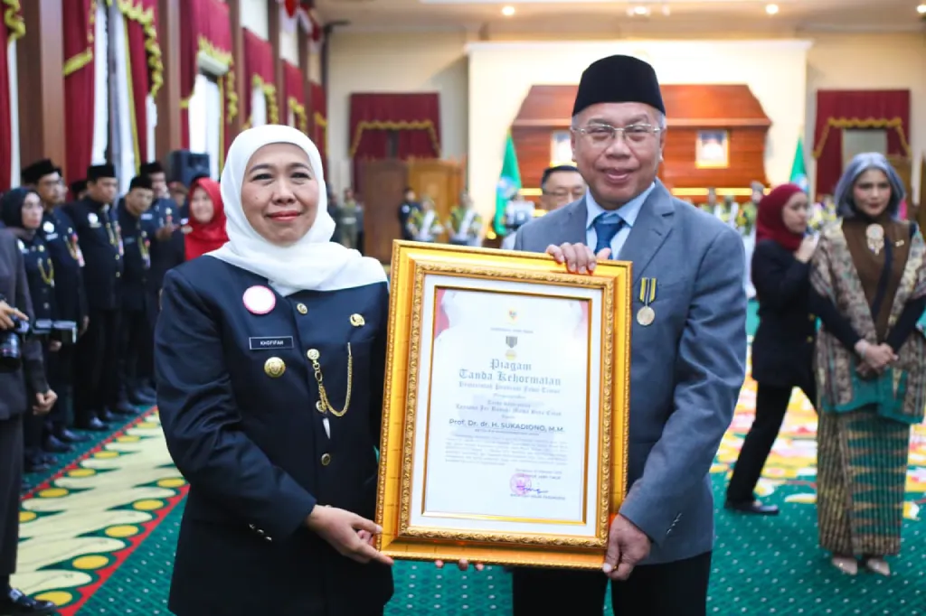 Prof Sukadiono Terima Lencana Kehormatan Jer Basuki Mawa Beya dari Gubernur Jatim