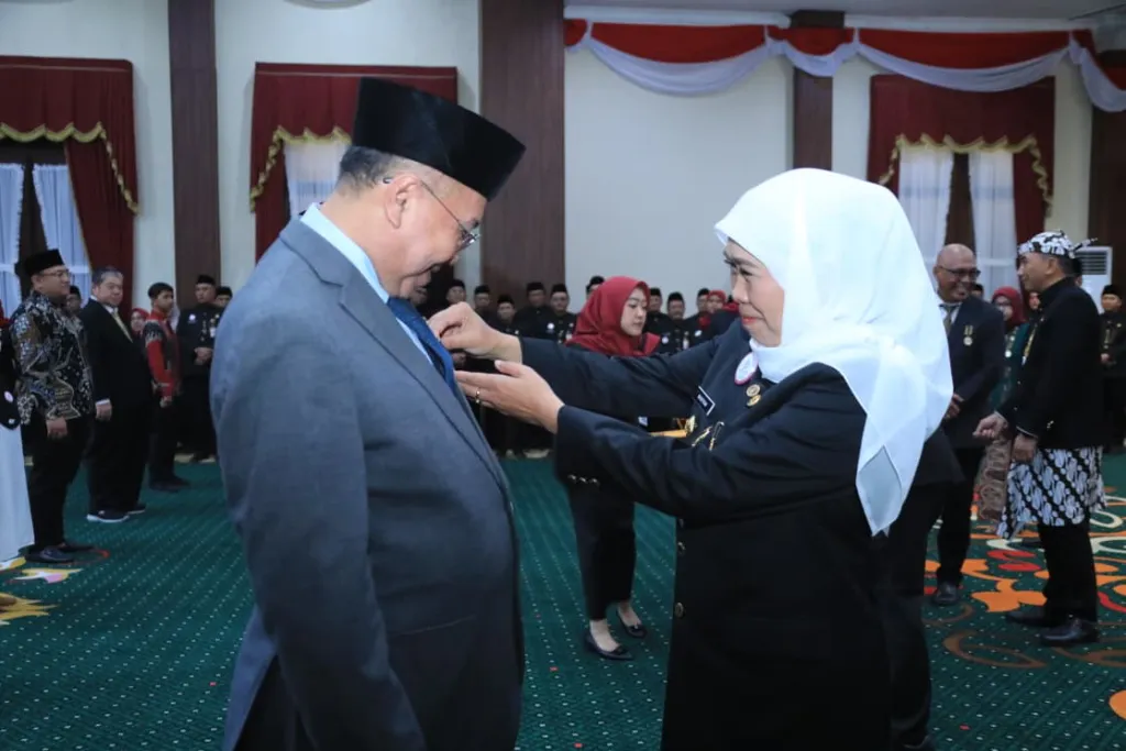 Prof Sukadiono Terima Lencana Kehormatan Jer Basuki Mawa Beya dari Gubernur Jatim