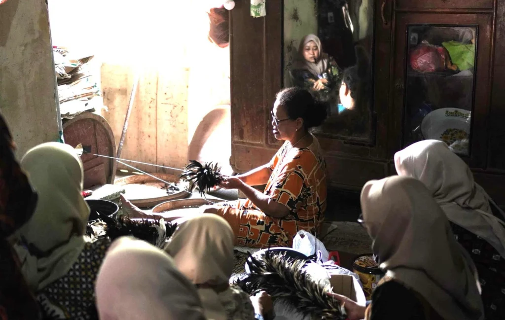 Mahasiswa KKN UMG Eksplorasi Kerajinan Sulak Bulu Ayam Ibu Reni, Warisan Langka dari Desa Wotansari