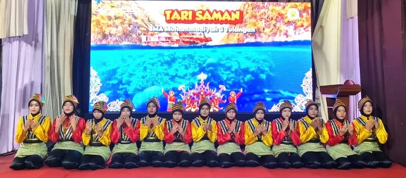 Meski Hujan, Tim Tari Saman Smamuga Tetap Tampil Memukau di Hadapan Ribuan Warga Muhammadiyah Jatim