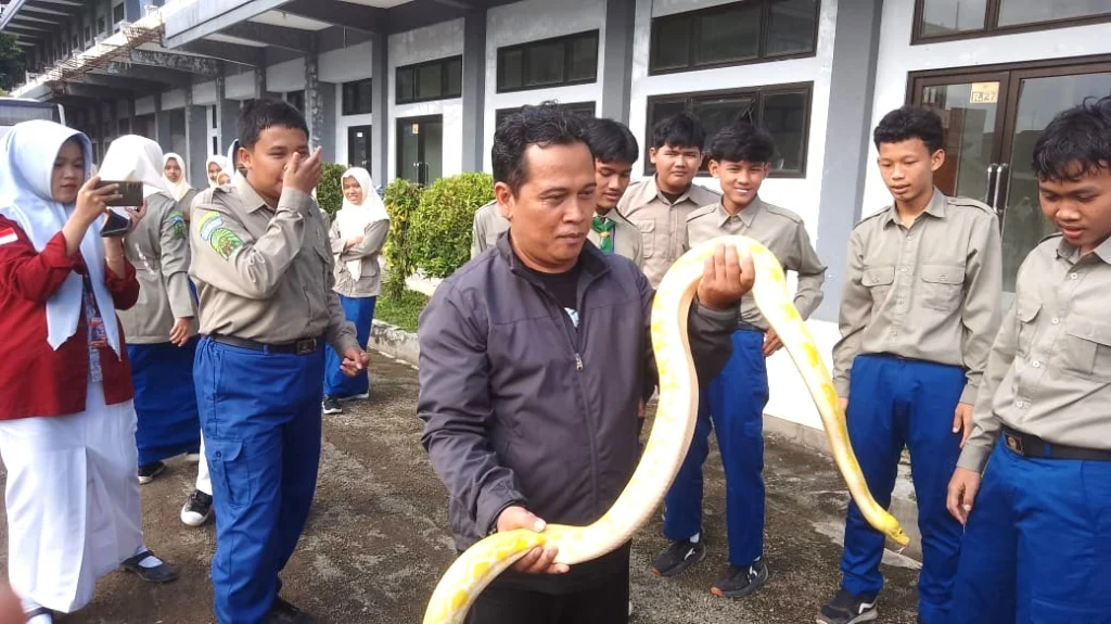 Pengenalan Reptil dan Rappelling Jadi Materi Menegangkan di Kemah Tamu Penghela SMA Muha Genteng