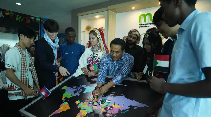 UM Surabaya Bangun Global Hub, Mahasiswa Asing Satukan Pesan Damai di Langit At-Taawun Tower