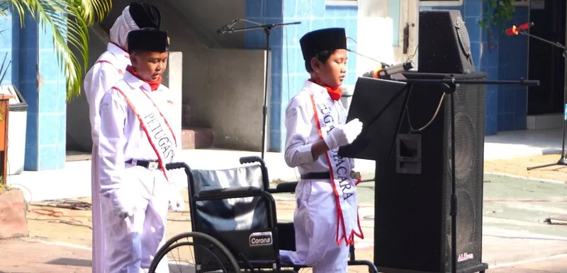 Danish, Murid Disabilitas yang Menginspirasi di Upacara Bendera SD Mugres