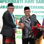 Mendikdasmen Terima Penghargaan Yai Menteri di Hari Santri Nasional 2025