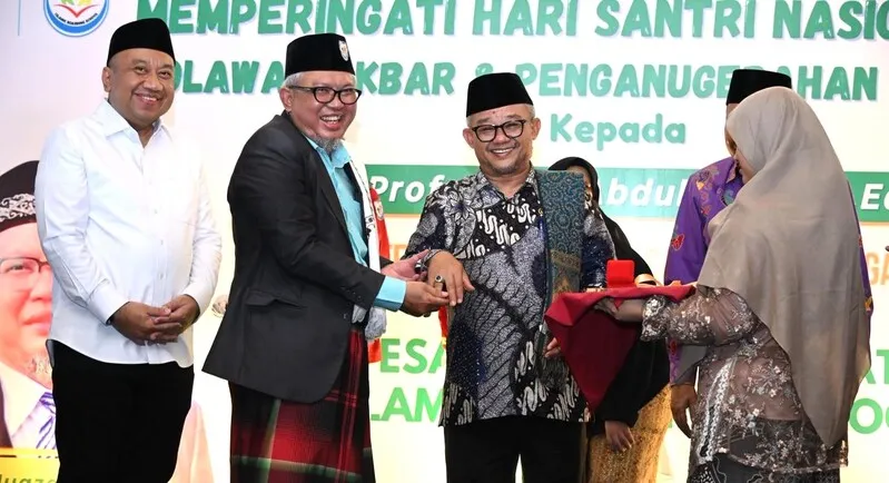 Mendikdasmen Terima Penghargaan Yai Menteri di Hari Santri Nasional 2025