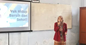 Bersih Itu Kebiasaan: Mahasiswa KKN UM Surabaya Beri Edukasi PHBS di SDN Banjar Kejen