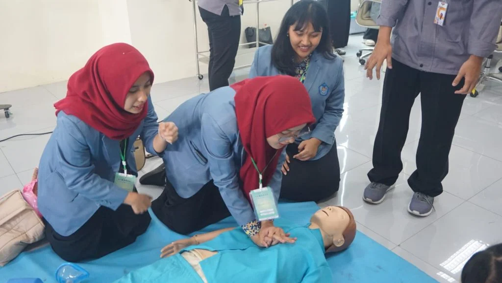 55 Siswa dari 10 SMA Ikuti Campus Tour FK UM Surabaya dalam Rangkaian Semarak Pengabdian Masyarakat