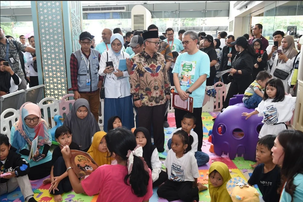 Mendikdasmen Bagikan Buku Bacaan Bermutu di Stasiun Pasar Senen