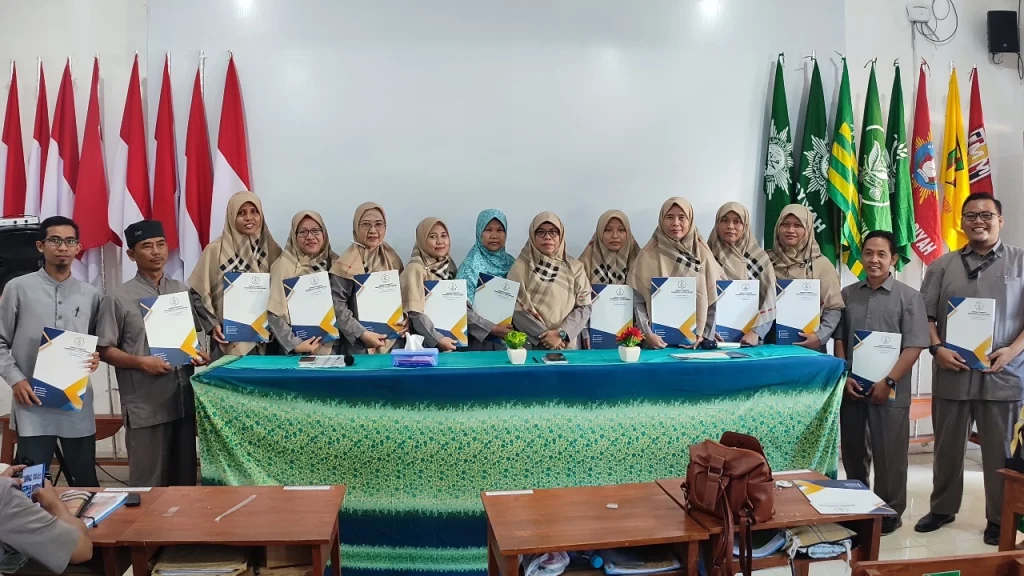 MTs Muhammadiyah 15 Lamongan Berikan Penghargaan kepada Tenaga Pendidik dan Tenaga Kependidikan