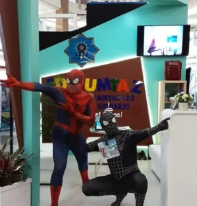 Jadi Spiderman di Mall, Begini Aksi Kepala SD Mumtaz