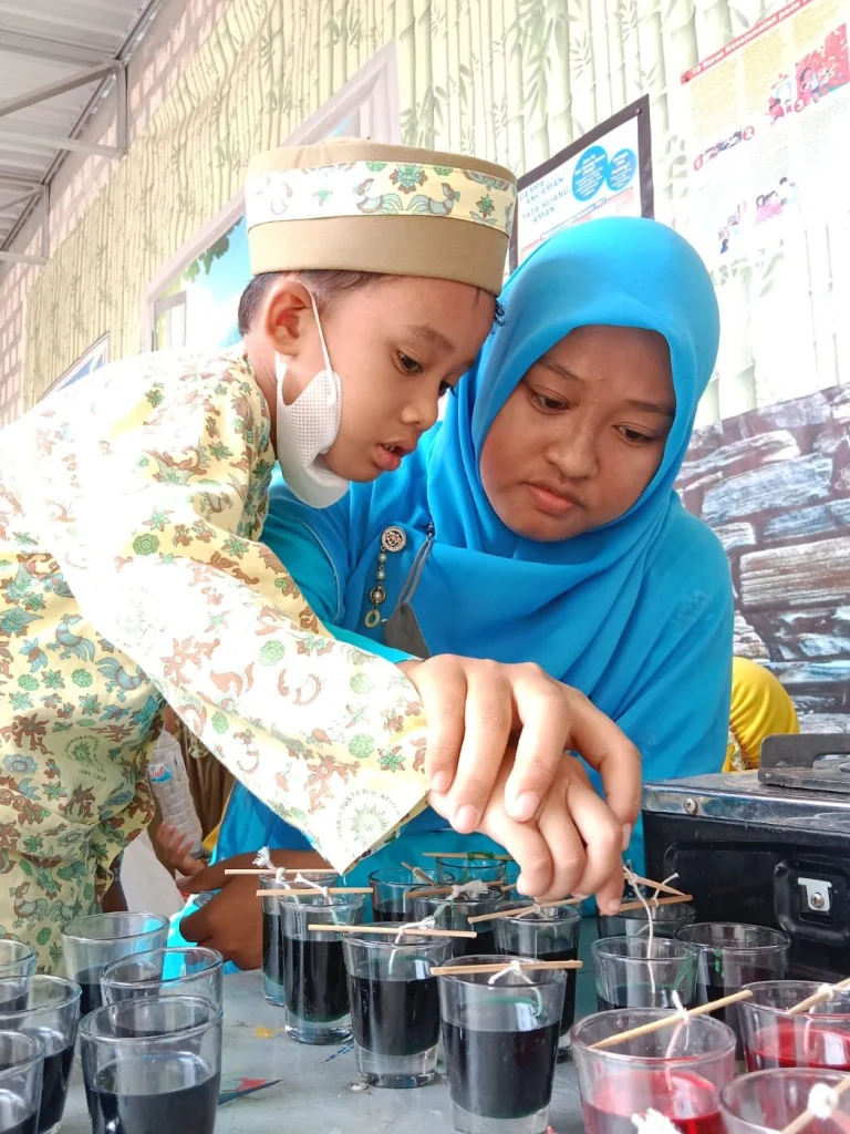 TK Aisyiyah II Probolinggo Belajar Membuat Lilin dari Jelantah