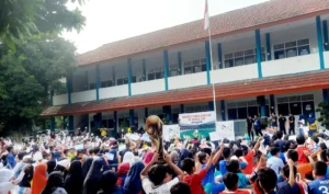 Rayakan Penutupan Piala Dunia, SD Mugeb Kedatangan Gresik United