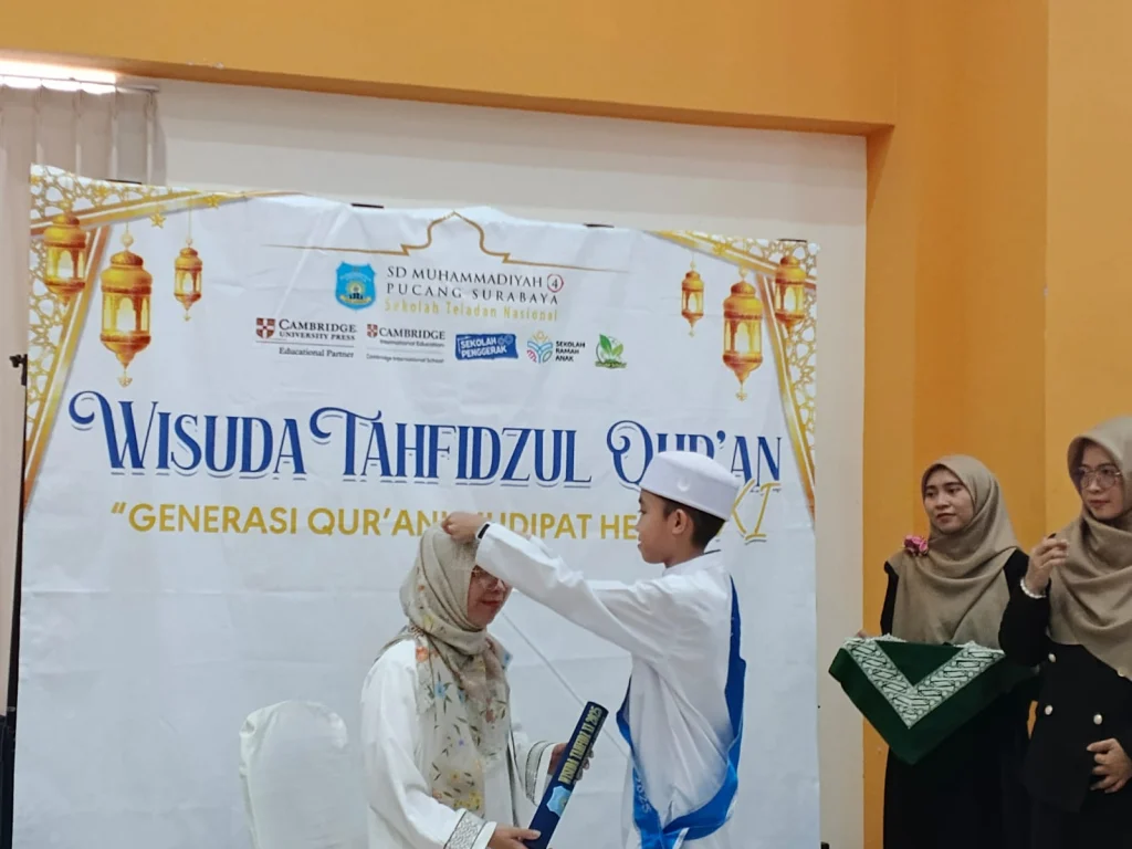 Pasangkan Mahkota ke Orang Tua, 688 Siswa Mudipat Ikuti Wisuda Tahfidh
