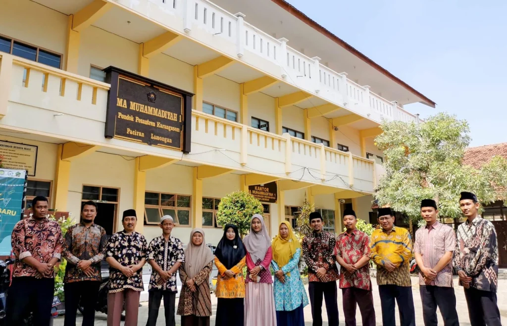 Peringati Hari Kebangkitan Nasional, Guru Mamsaka Kompak Berbatik
