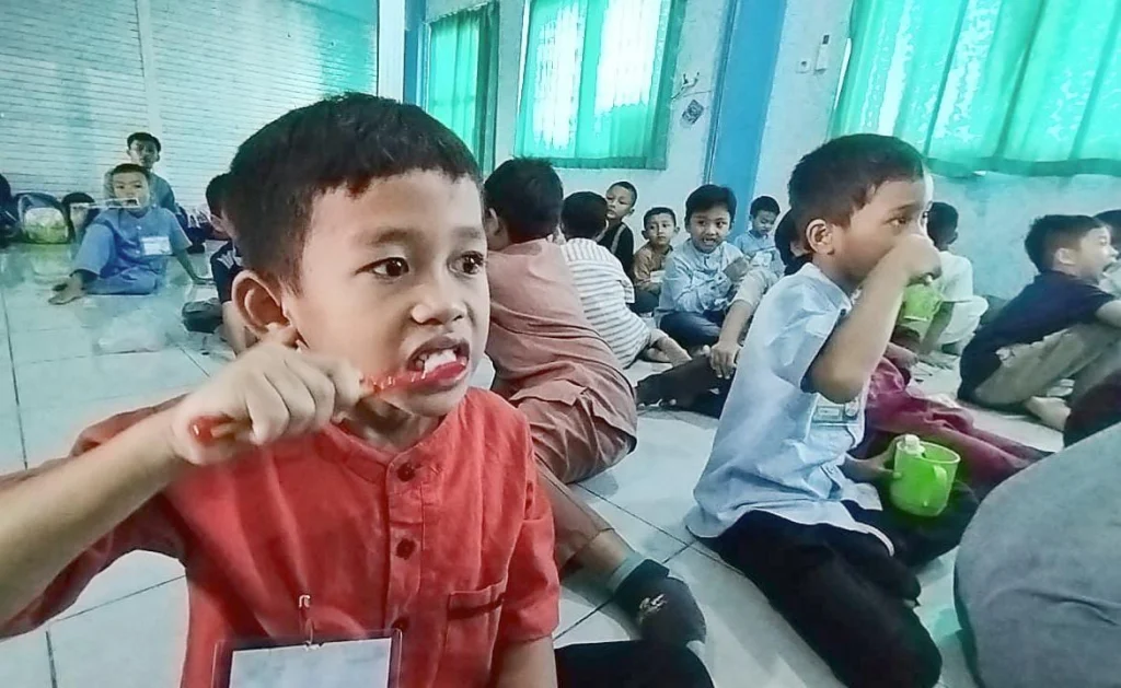 Siswa Diajak Belajar Menyikat Gigi di Pre School SD Mudabo