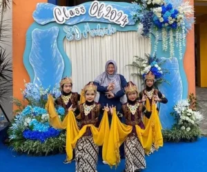 Tari Cucuk Lampah Iringi Kirab Pimpinan di Pelepasan Siswa SD Muhida