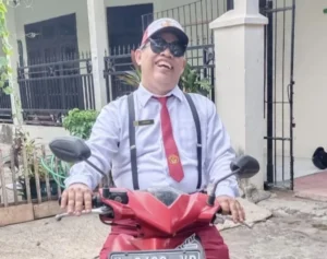 Tampil Lucu, Kepala SDM 1 Pasuruan Kenakan Kostum Seragam Siswa