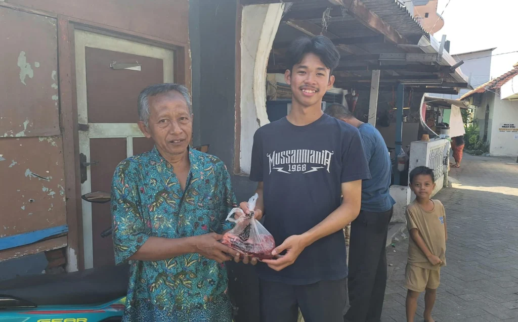 Berkah Idul Adha, Smamita Salurkan Ratusan Paket Daging Kurban ke Warga Sekitar