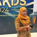 Khofifah Indar Parawansa menerima Penghargaan Figur Akselerator Kemajuan